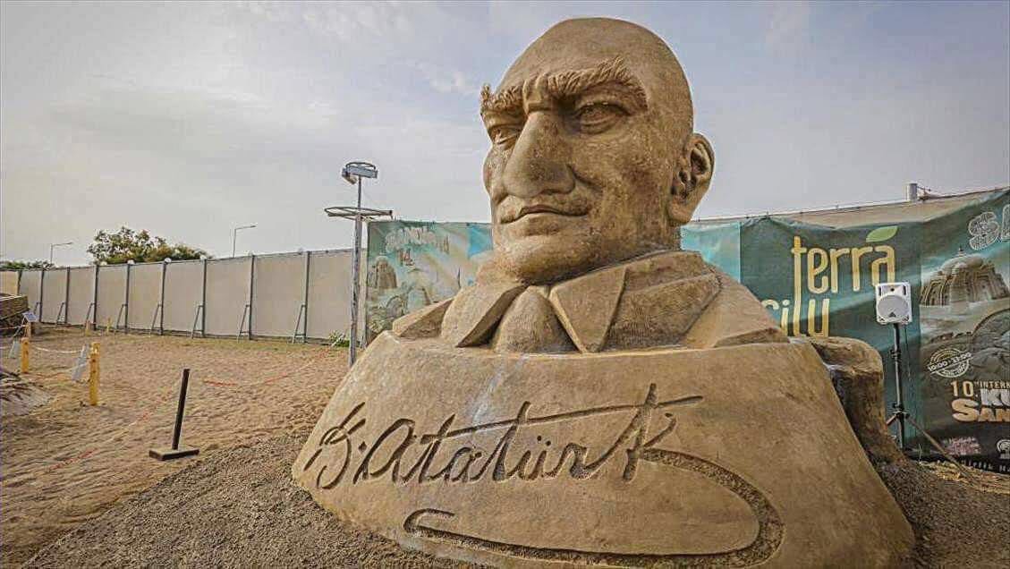 Atatürk'e benzemeyen Atatürk büstü