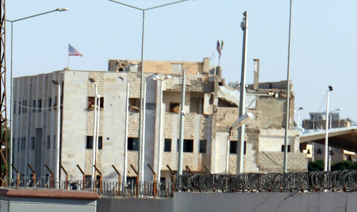 PYD'nin terör karargahı Amerikan bayraklarıyla donatıldı