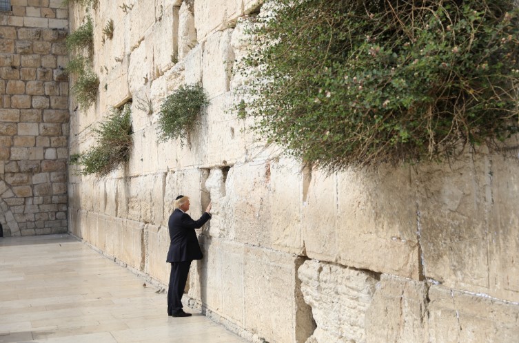 Donald Trump büyükelçiliği Kudüs'e taşımaktan vazgeçti