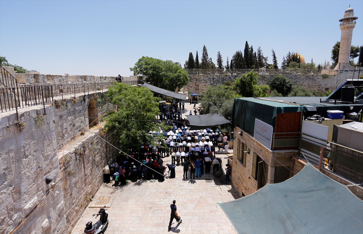 İsrail Mescid-i Aksa'yı ibadete açtı