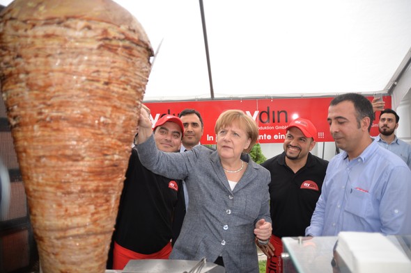 Elini Merkel'in omzuna atan Türk dönerci