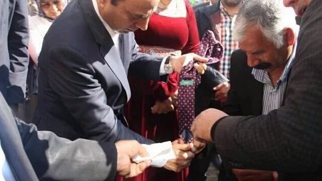 HDP'li vekil Osman Baydemir kravatını yaktı
