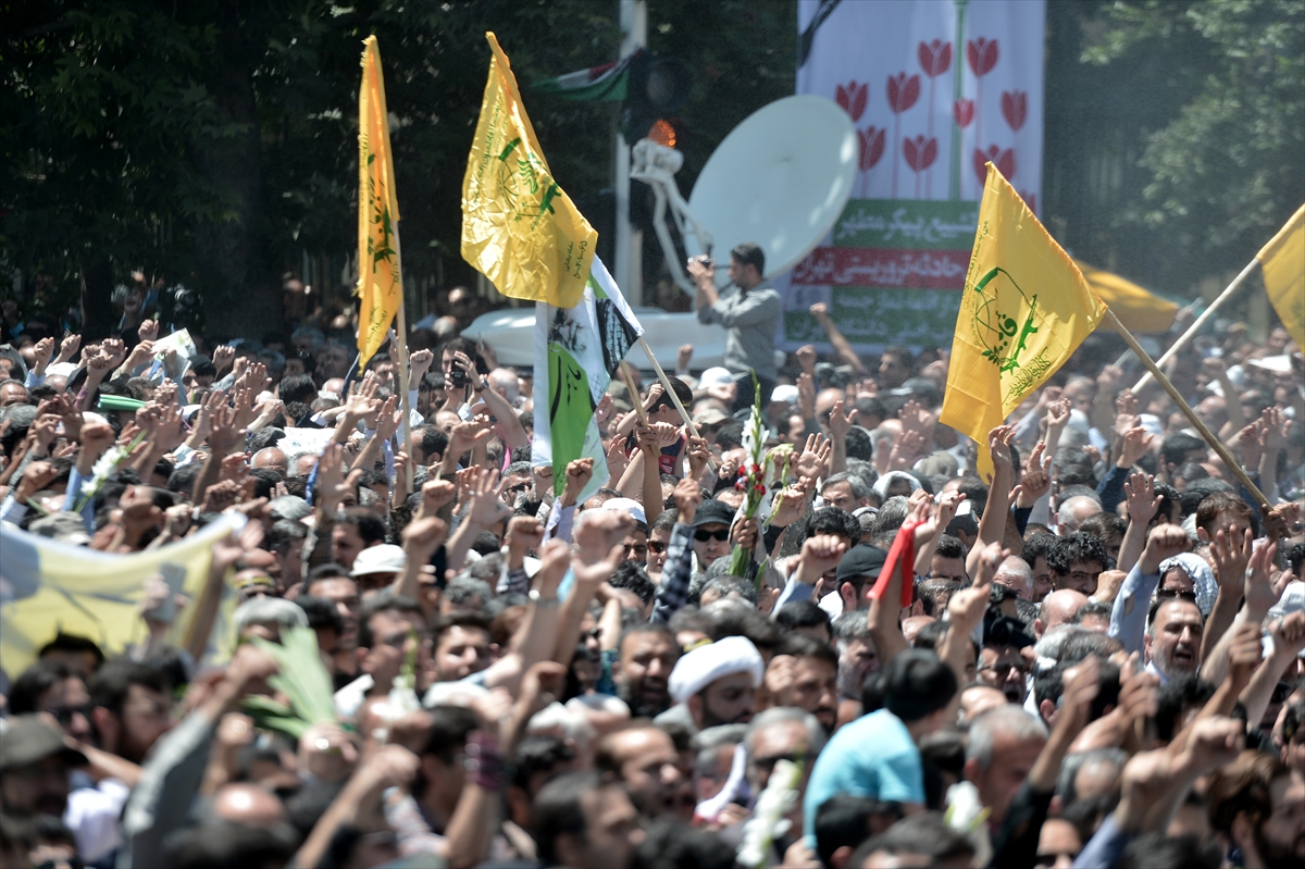 İran'da 'Suudi Arabistan'a ölüm' sloganları atıldı