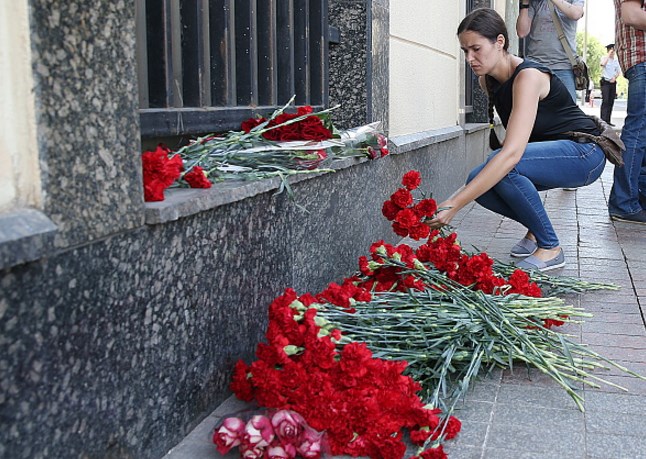 Ruslar terör saldırısında ölenler için karanfil bıraktı