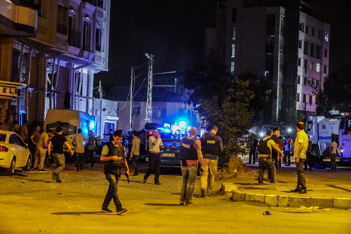 Van'da bombalı saldırı: 3 şehit 40 yaralı