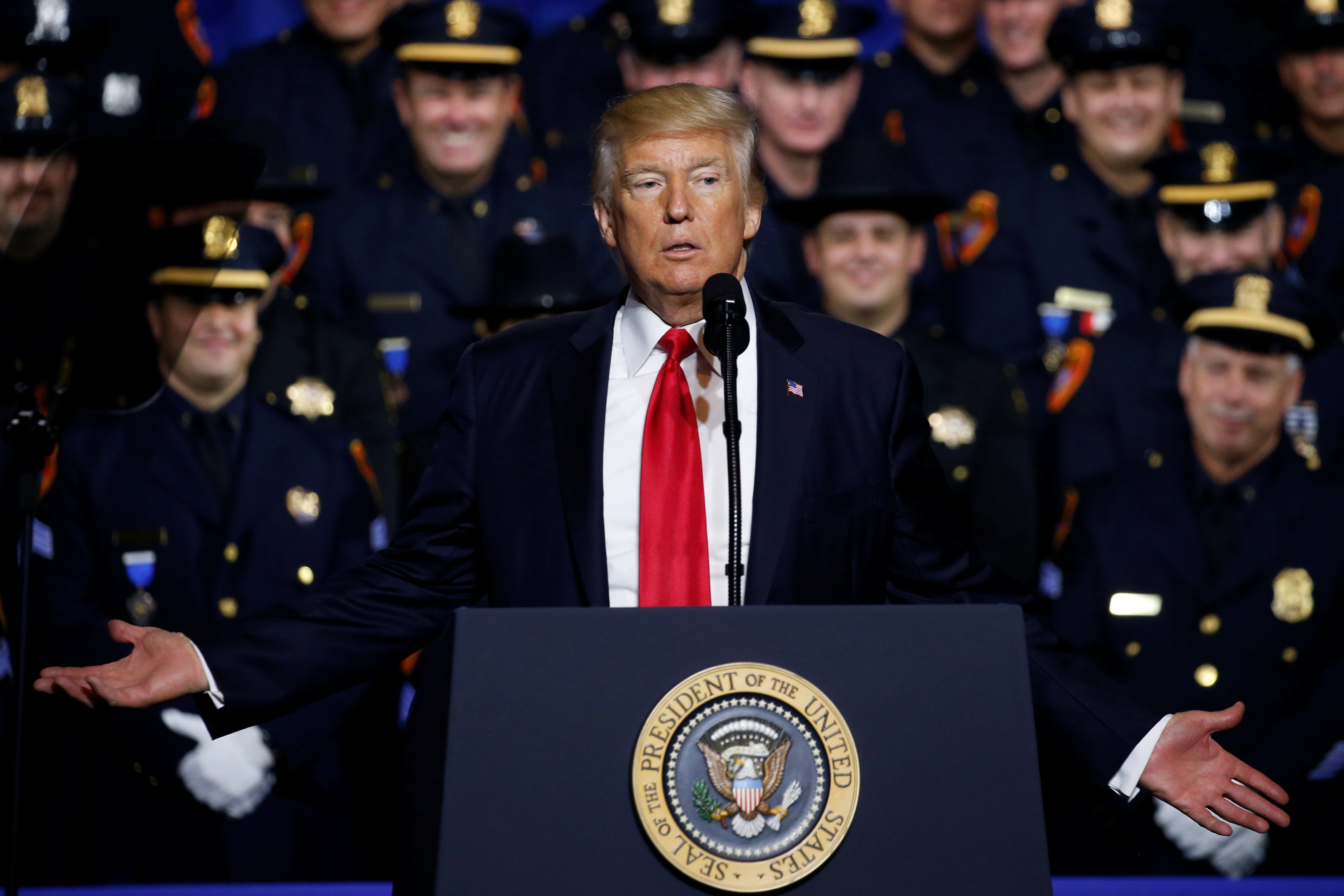Polislerden Trump'a 'kibar olmayın' yanıtı