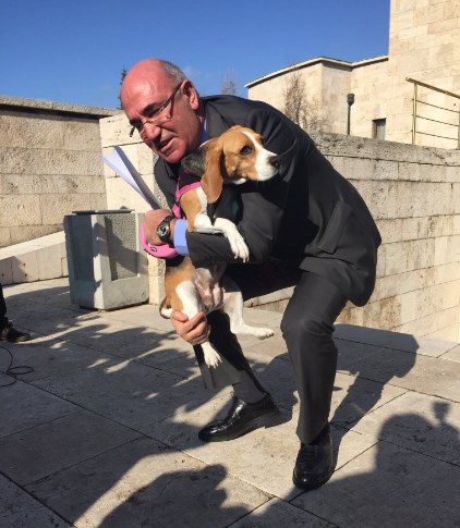 CHP'li Mahmut Tanal köpeğiyle basın toplantısı yaptı