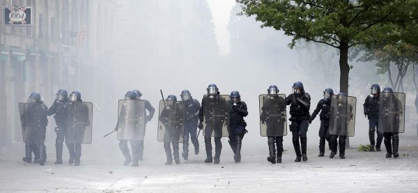 Fransa yine karıştı: 100 gözaltı