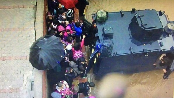 Zırhlı polis aracı yağmurda kalan çocuklara servis oldu