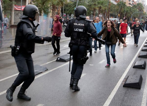 Katalonya'daki referanduma polis müdahalesi