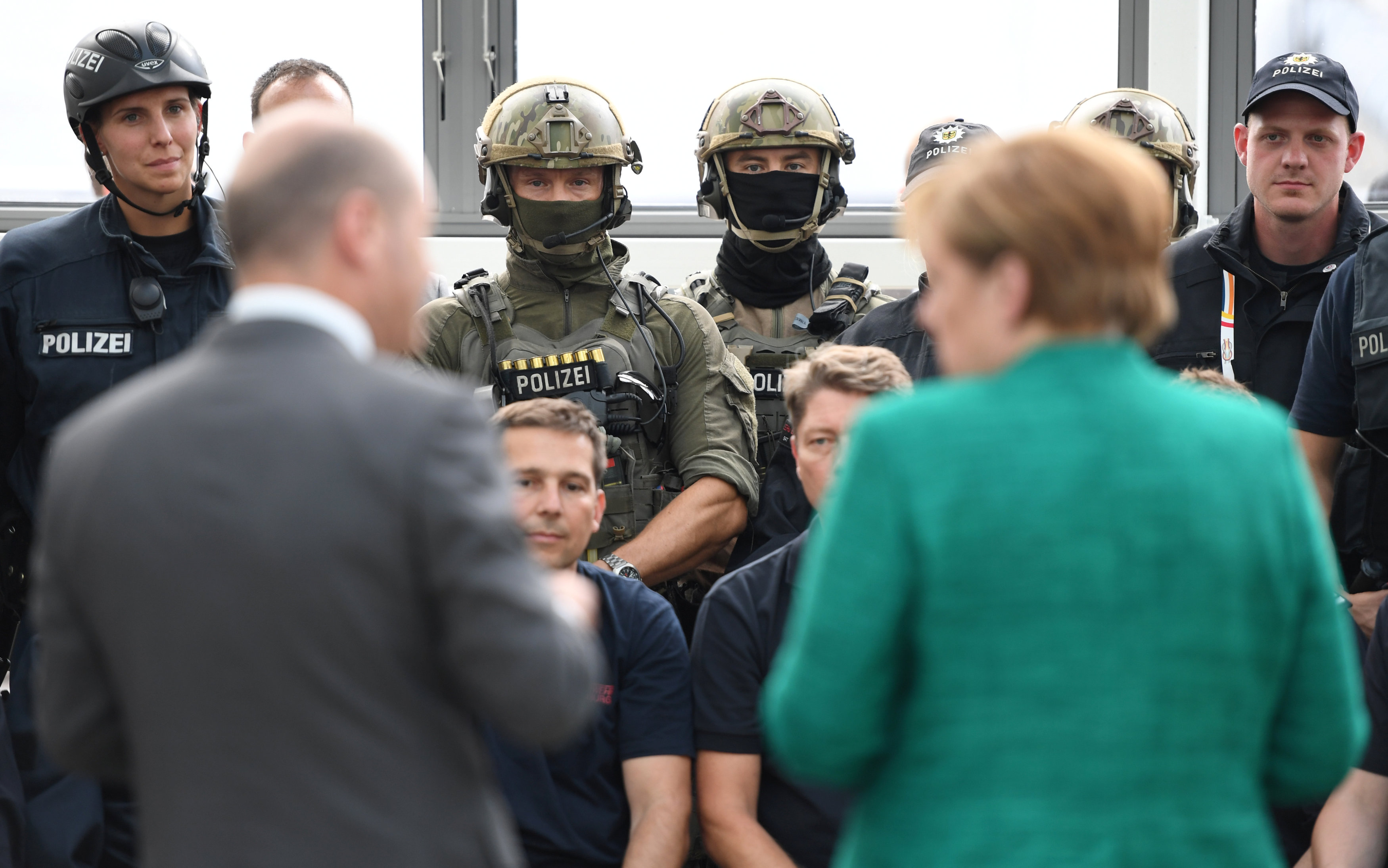 Merkel, Hamburg olaylarını görmezden geliyor