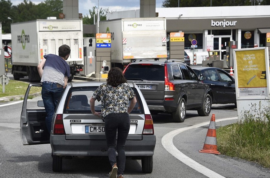 Fransa'daki benzin krizi can aldı