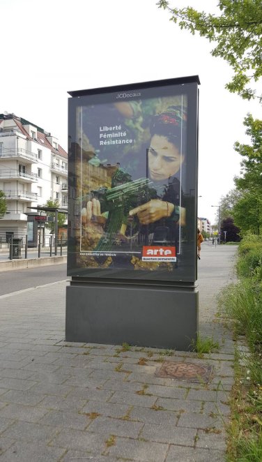 Fransa'da reklam panolarında YPG'li kadın fotoğrafları