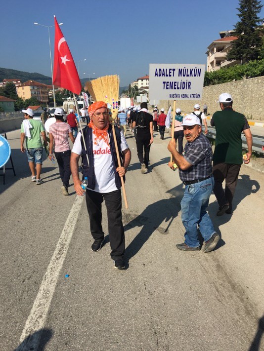 CHP'li vekil Mahmut Tanal süpürgesiyle yürüyüşte