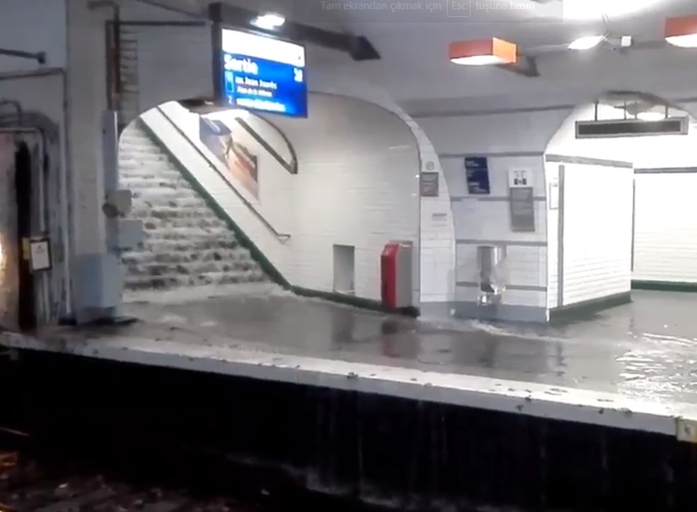 Paris metrosunu su bastı