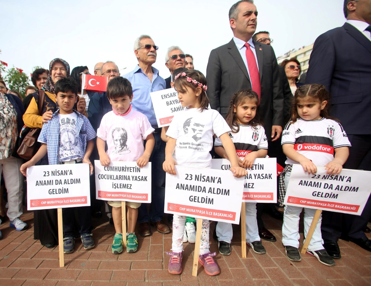 CHP'den 23 Nisan'da protestocu çocuklar