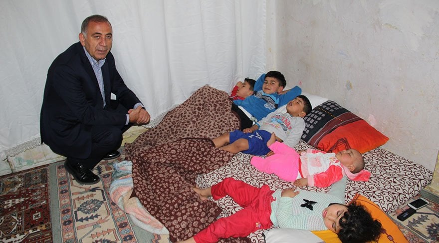 CHP'li vekil Suriyelilerin evine ayakkabıyla girdi