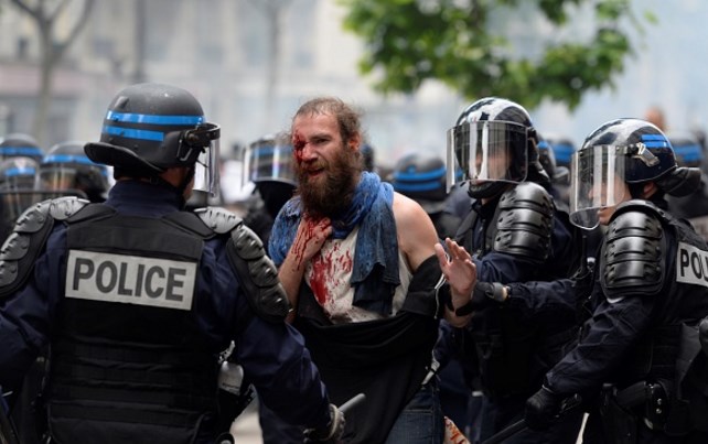 Fransa polisi gösterilerden yorgun düştü(!)