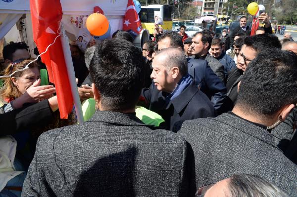 Erdoğan CHP'nin 'hayır' standına uğradı