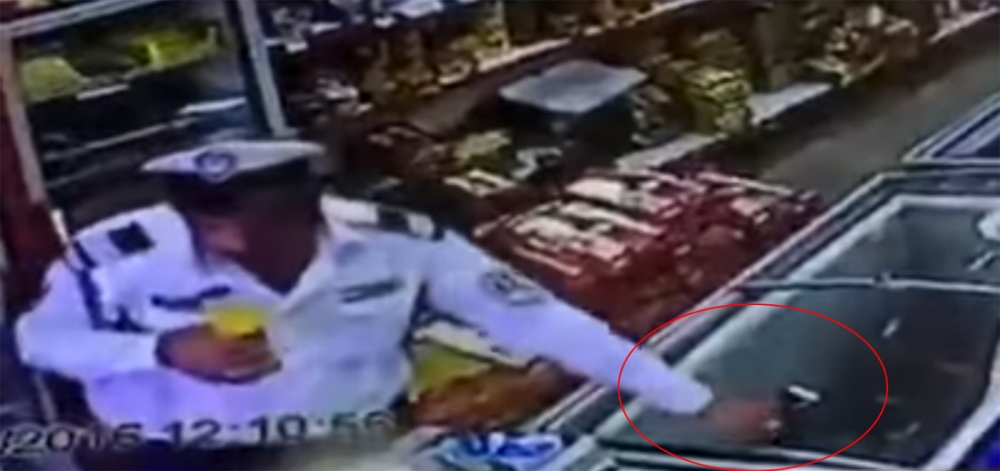Irak'ta bir polis memuru marketten telefon çaldı
