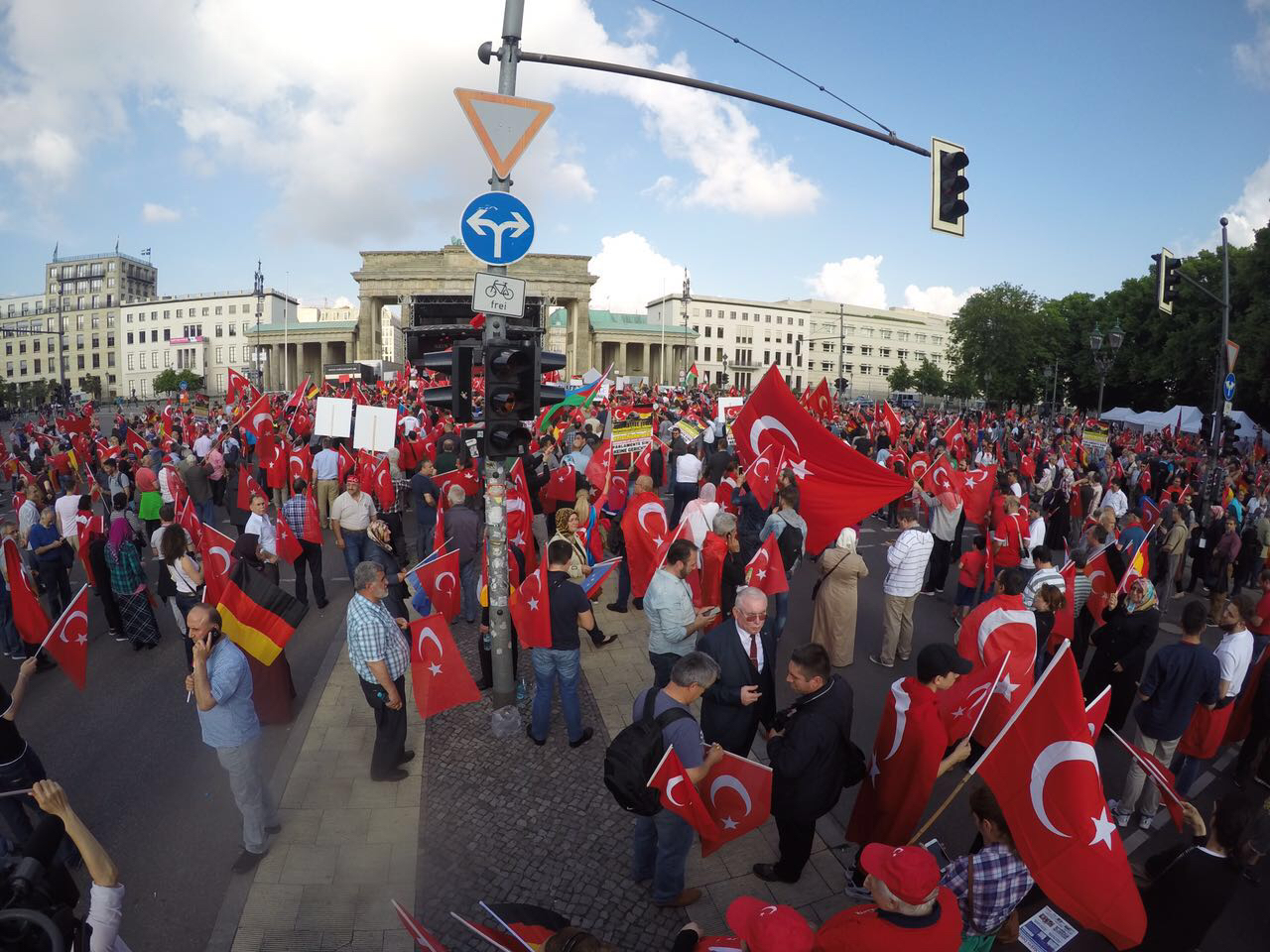 Avrupa'da yaşayan Türkler Berlin'e akın etti