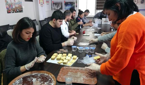 CHP’li gençler 'hayır' kurabiyesi dağıttı