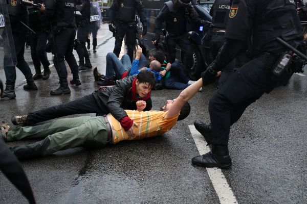 Katalonya'daki referanduma polis müdahalesi