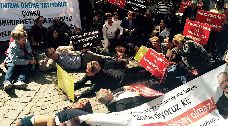 İzmir'de CHP'liler halkın önüne yatıyoruz deyip yattı