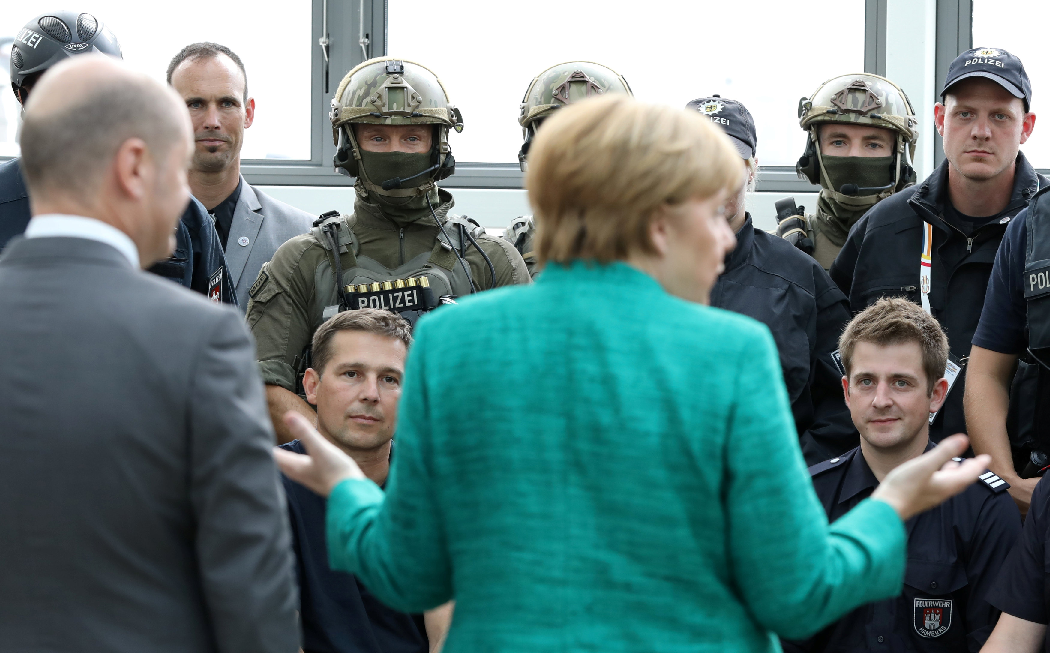 Merkel, Hamburg olaylarını görmezden geliyor
