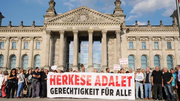 Berlin'de CHP yürüyüşüne Türk Bayrağı almadılar