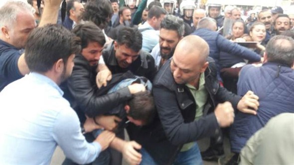 10 Ekim gösterisine müdahale eden polislere saldırı