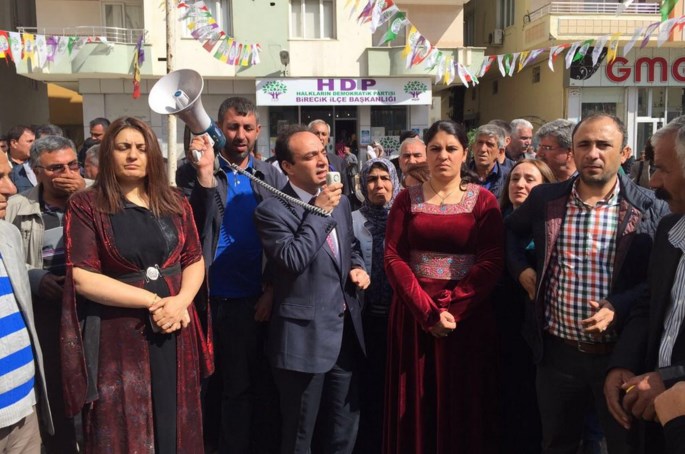 HDP'li vekil Osman Baydemir kravatını yaktı