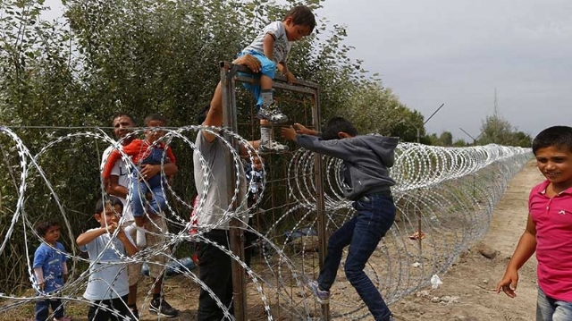 Macaristan'ın mülteci korkusu: Sınıra jiletli tel çekti
