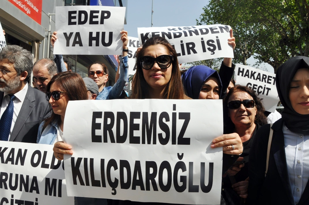 İzmirliler Kemal Kılıçdaroğlu'nu istifaya davet etti