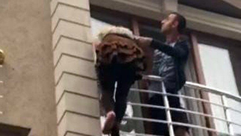 İstanbul'da eski nişanlısından kaçan kadın balkona çıktı