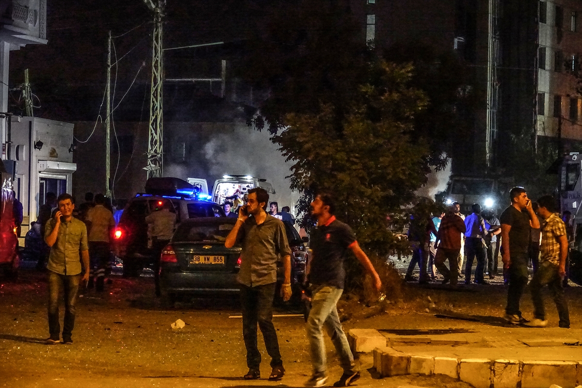 Van'da bombalı saldırı: 3 şehit 40 yaralı