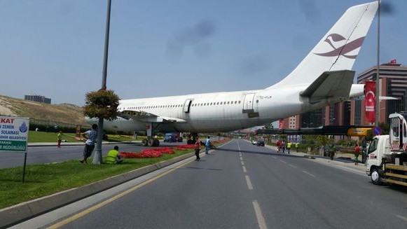 İstanbul'da yolda yolcu uçağı