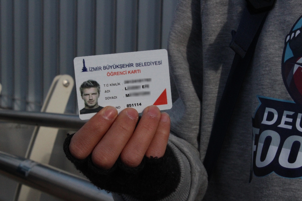 Beckham'ın fotoğrafıyla öğrenci kartı aldı
