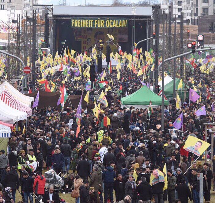 Almanya'da Öcalan posteri açanlar soruşturulacak iddiası