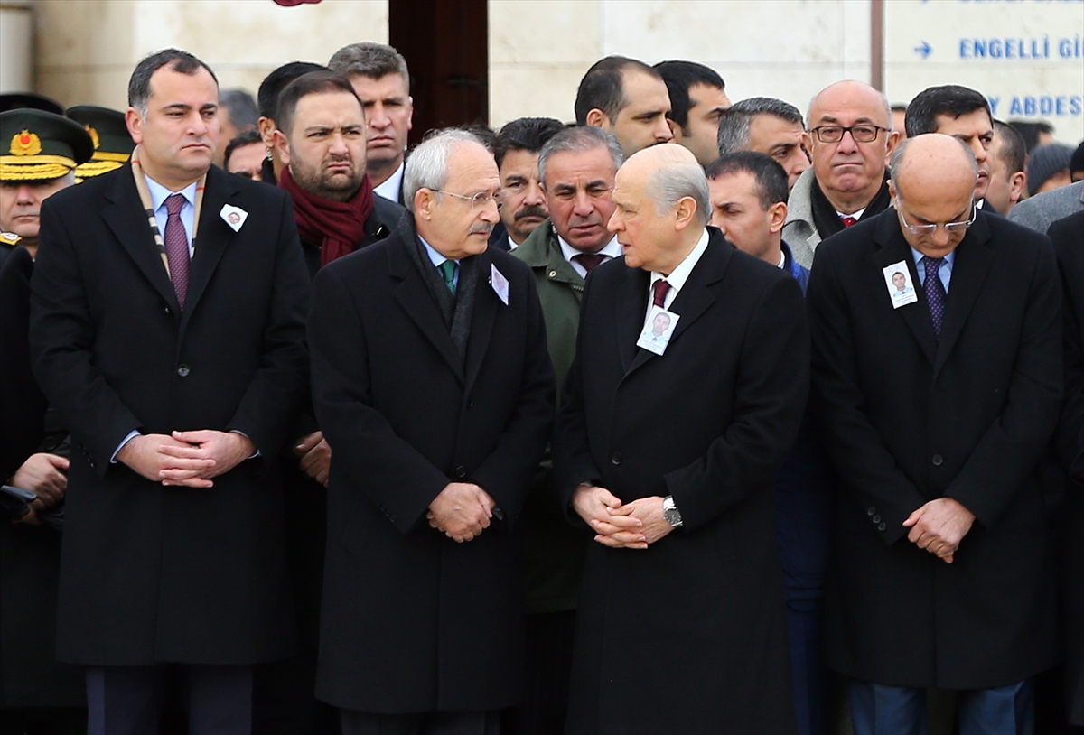 Şehit cenazesinde Bahçeli-Kılıçdaroğlu yan yana