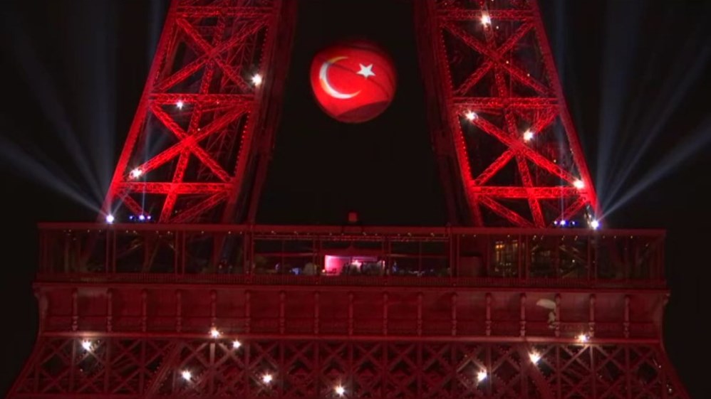 Eyfel kulesi kırmızı beyaz