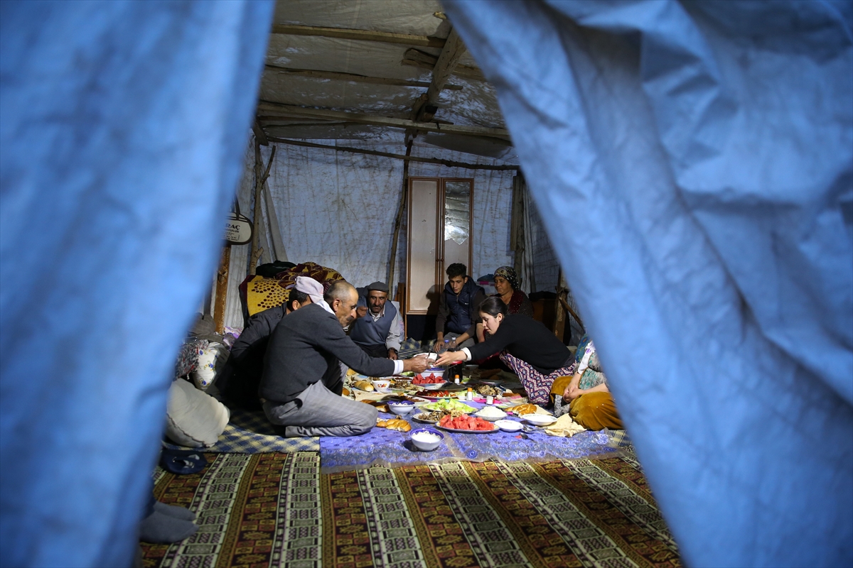 Hakkari Yüksekovalılar ilk iftarı çadırda açtı