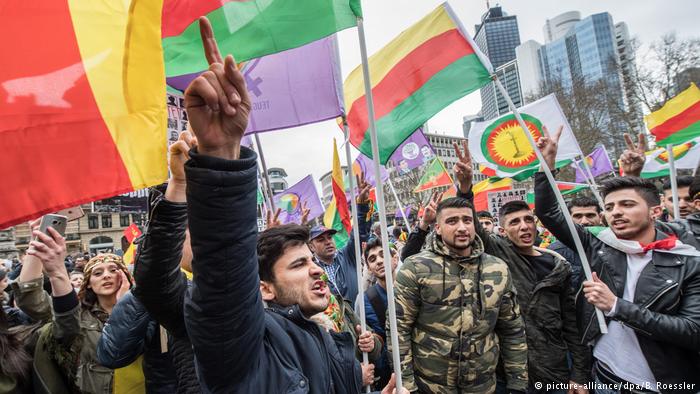 Almanya'da Öcalan posteri açanlar soruşturulacak iddiası