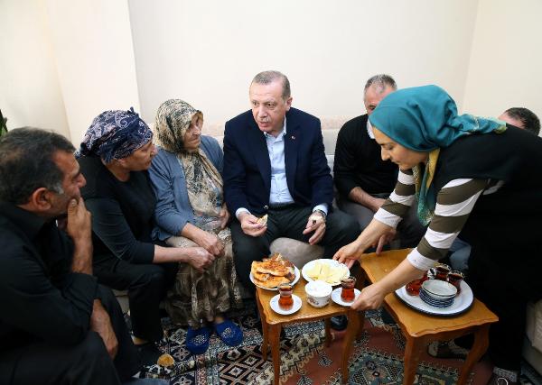 Erdoğan çaya davet eden aileye misafir oldu 
