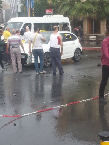 İstanbul Vezneciler'de çevik kuvvet aracına saldırı