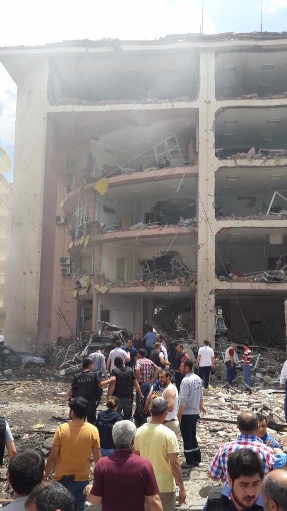 Mardin'de emniyet binasına bombalı saldırı
