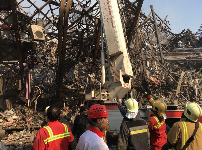 Tahran'da yangın nedeniyle 17 katlı iş yeri çöktü