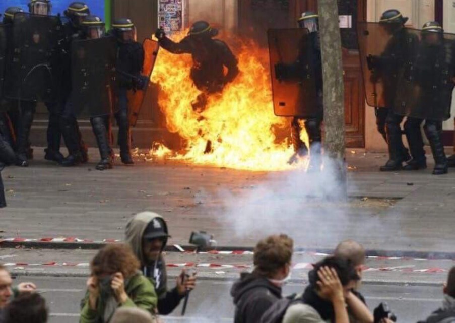 Fransa'da sokaklar karıştı