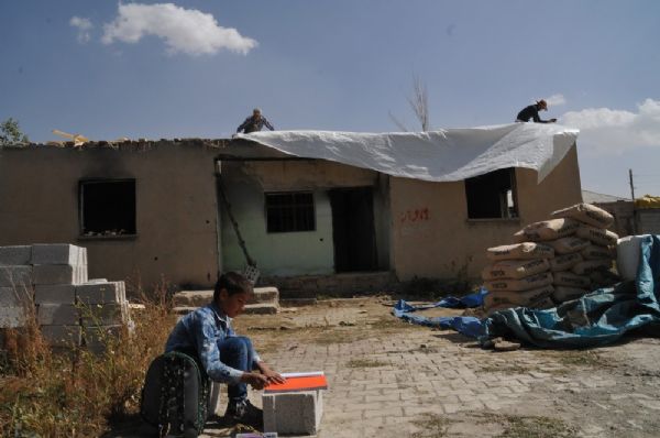 Evi yıkılan Yüksekovalı çocuk taşın üstünde ders çalışıyor