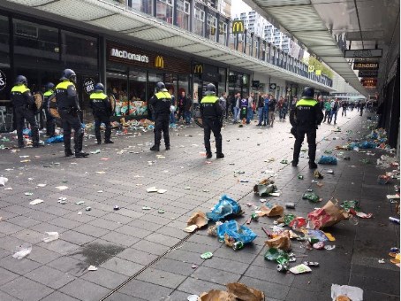 Hollanda'da sokaklar karıştı